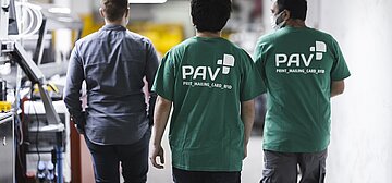Mitarbeitende von PAV gehen durch die Produktion